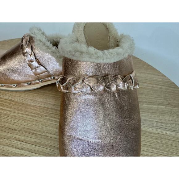 Anthropologie Pilcro Bronze Gold Sherpa Fur Lined Clogs Size 10 Leather Mule - Picture 5 of 7